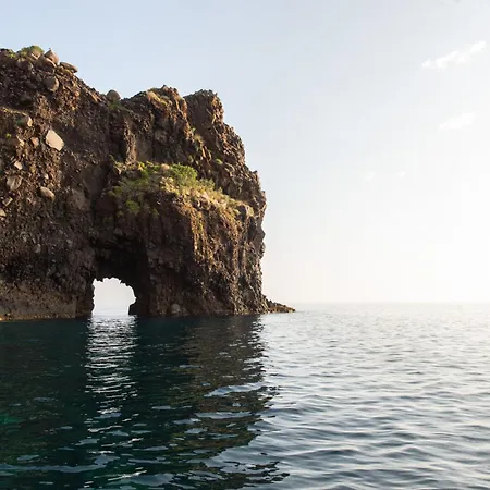 فندق مبيت وإفطار Da Nino Sul Mare Filicudi 4*