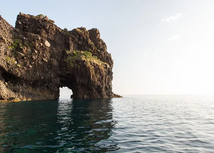 فندق مبيت وإفطار Da Nino Sul Mare Filicudi 4*